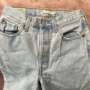 Levi Ribcage Straight Ankle size 27: Waist 27 Length 27, light washed denim